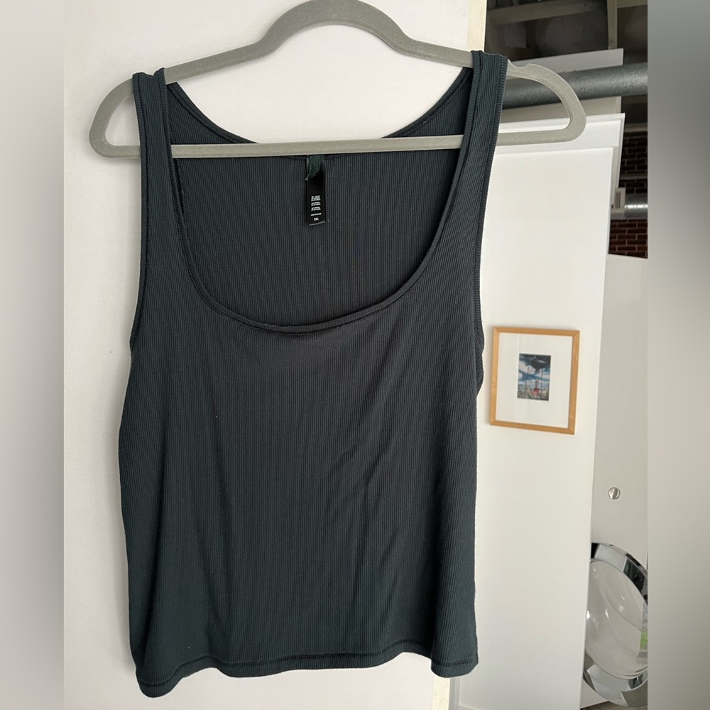Crop top, hunter green.